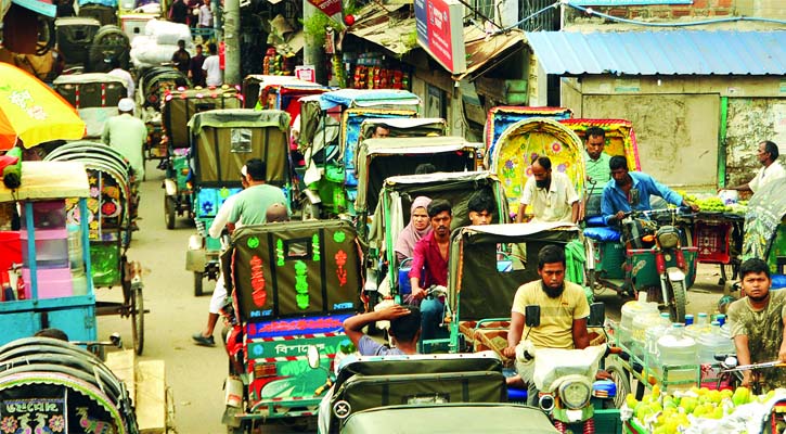 ব্যাটারিচালিত রিকশা এখন রাজধানীবাসীর ‘গলার কাঁটা’